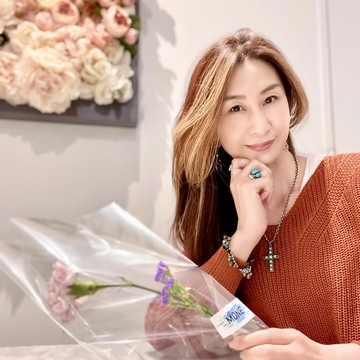 初夏の陽気が嬉しいオレンジコーデでフラワーアートカフェへ