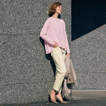 「E by éclat」の大ヒットニット＆カーゴパンツで大人の洗練カジュアル