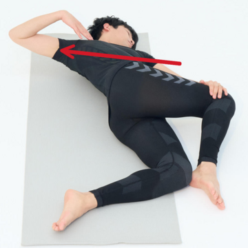 腰痛や坐骨神経痛の症状がラクになる！硬く緊張している腰周りをほぐすストレッチ【骨盤を整える床バレエ】