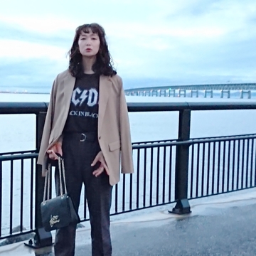 H&MのROCK Tシャツで大人コーデ