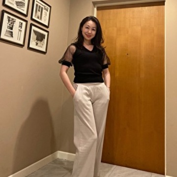 「効かせる黒」一点投入コーデで子供たちとカップケーキ作り！