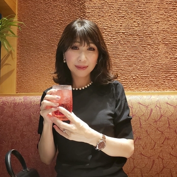 結婚記念日のディナーはモノトーンスタイルで