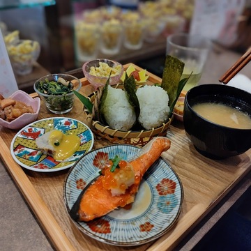 行列ができる話題の人気店　おかわり無料のおにぎりランチ🍙