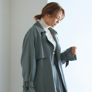 【センスのいいリュクスなグレー】クリーンな白を効かせた軽やかさのあるグレーコーデ