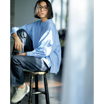 さわやかなサックスをエクラが別注！「SINME」の袖ボリュームシャツ