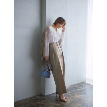 白×ベージュのしなやか配色で、甘辛ミックスコーデを洗練させる。最高気温21℃｜4/15(月)【50代の毎日コーデ】