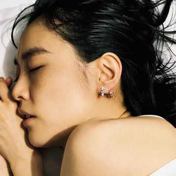 「シャネル N°5」のお守りピアスは、眠る時も外さない