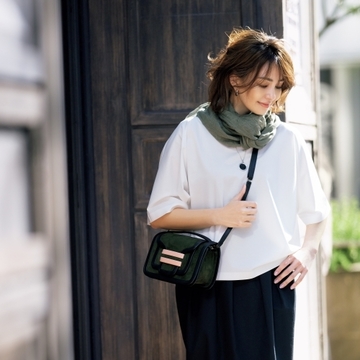 短め丈の最旬Tシャツは、ウエストをカバーしつつおしゃれ感もアップ！