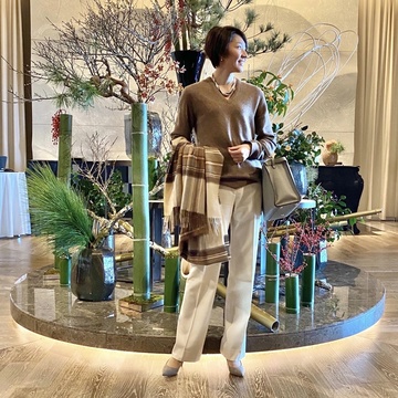 ホテルでのスマートカジュアルコーデにはグレージュ小物を