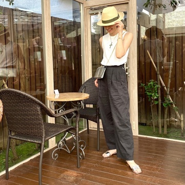 ユニクロトップスとリネンパンツで暑い日を乗り切る！