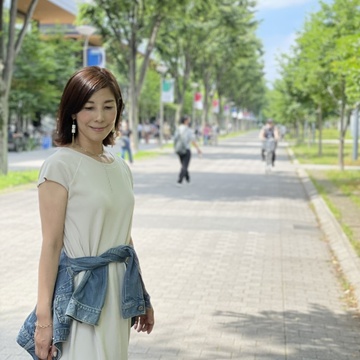 シンプルコーデはジュエリーで格上げ