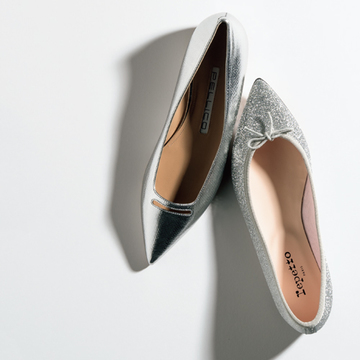 この春活躍間違いなし！シルバーの洗練シューズ2選【春ファッションに加えたい！マダム戸野塚厳選のフラット靴】