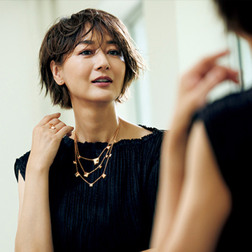 【新しい季節はエルメスと】幾何学的なデザインのネックレスでドレススタイルに気品とモード感を