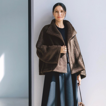 ブラウン×ネイビーのハンサムな配色でふわふわファーコートをより上品に見せる。気温9℃｜2/12(木)【40代・50代の毎日コーデ】