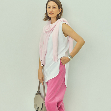 【村山佳世子さんの着こなしアイディア】明るいピンクのカーディガンを巻いて、“こなれ映え”