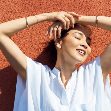 【50代の夏肌が輝くゴールドジュエリー】シャネル「ココ クラッシュ」で夏の主役に