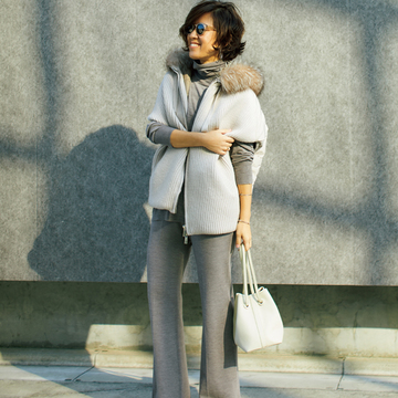 しなやかなニットパンツでエレガントな印象を加味【大草直子さんのフェミニンスタイル】