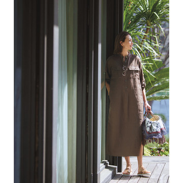 雨上がりの蒸し暑さもリネンのシャツワンピースで品よく爽快に！気温33℃｜7/25(火)【50代の毎日コーデ】