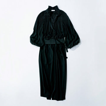 大人のエッセンシャルアイテムvol.５「L’UNE」のプリーツトップバックサテンドレス