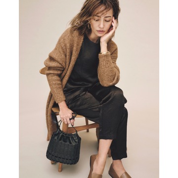 秋に活躍するニットカーデには光沢素材を添えてすっきり着こなすのがおしゃれ。最低気温11℃｜11/14(火)【50代の毎日コーデ】