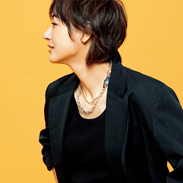 軽くて大ぶりな「チェーンネックレス」で首まわりに大人の遊び心を【富岡佳子の春いちばんに着たい服】