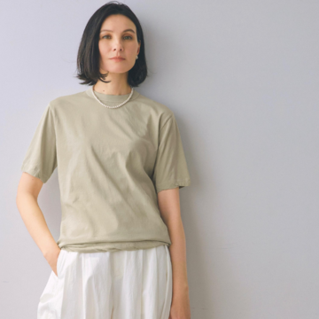 ベージュ×白のやさしげ配色で、大人の余裕を感じさせるカジュアルコーデに。気温31℃｜9/13(土)【50代の毎日コーデ】