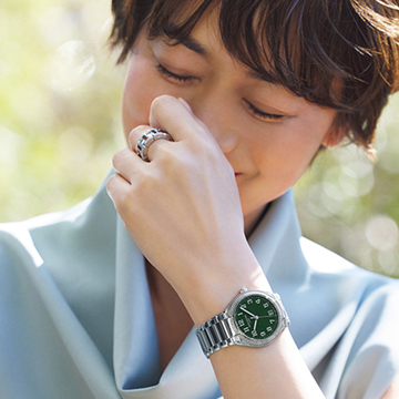 知的なグリーンの文字盤が腕元に映える「パテック フィリップ」の腕時計