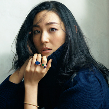 ブシュロンの色石リングとブレスレットで、手もとに色とツヤを【大人が頼れるジュエリー】