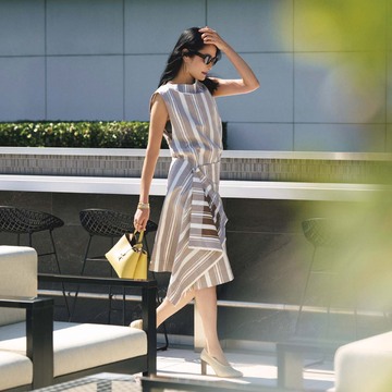 初夏の日射しを味方にする「マルチストライプのワンピース」【初夏、おしゃれして「銀座へ」】