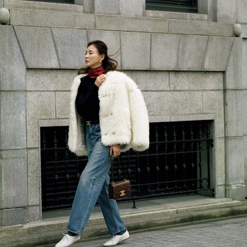 白アウターがデニムにモードな華を添えて【柔和なオーラが香りたつ「まろやかリッチカラー」スタイル】