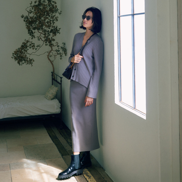 【2021秋冬最新ニット】編み地の異なるニットのセットアップでシンプルなコーデに変化を