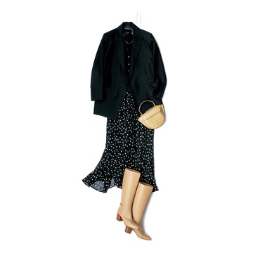 ジャケット×ドット柄スカートのクラシカルな黒コーデは、ベージュ小物のリフレインでリズミカルに。気温18℃｜3/25(火)【50代の毎日コーデ】