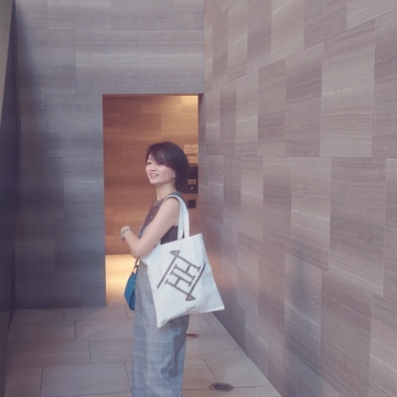 ヘルノ×エクラのトートを持ってお出掛けした所は…