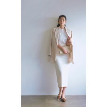 柔らかくしなやかな白のワントーンで、春のオフィススタイルを更新。気温19℃｜4/8(月)【50代の毎日コーデ】
