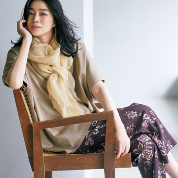 心地よく風が抜けるメッシュ素材のストールで清涼感あるおしゃれを楽しむ