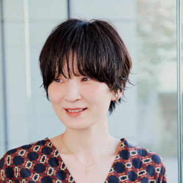 骨格補正効果も抜群。丸すぎないけど丸みのあるショート【40代・50代髪型】