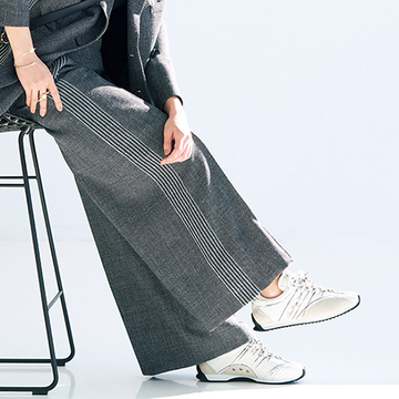 「ディオール」の新作スニーカーはパンツスーツとの相性抜群【大人の白スニーカー】