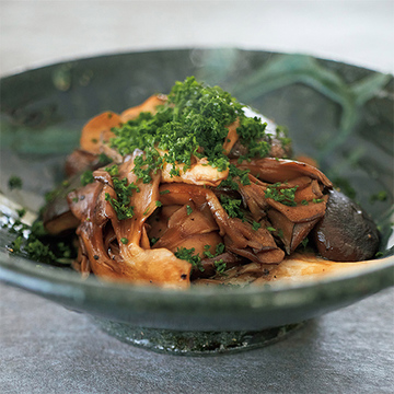 黒酢ときのこの相性抜群「舞茸と生しいたけの黒酢炒め」で秋の疲れを解消【ウー・ウェンさんのからだ想いの家中華】