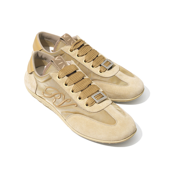 ロジェ ヴィヴィエのスエードスニーカー、秋のムードを漂わせるバッグやネックレスをセレクト