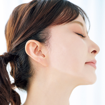 【石井美保さん エクラ世代になって始めたケア】アイケアや表情筋トレーニング、血管&リンパケアを実践中！