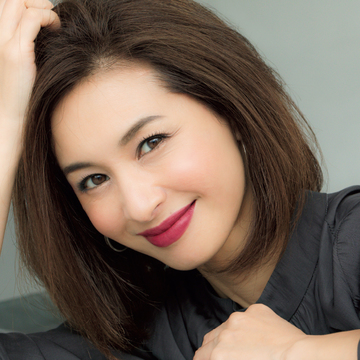 塗るだけで肌が澄みわたるように明るく！肌映え抜群の“バーガンディリップ”メイクテク【アラフィー映えリップ】