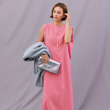 ピンクでも甘くなりすぎないオーラリーのリュクスなワンピース【大人を素敵に見せるワンピース】