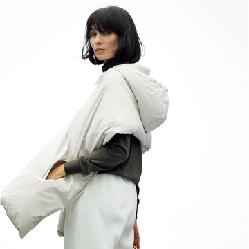 スポーティーなダウンストールは「ケープばおり」で上品に【今どきストールの新流儀】