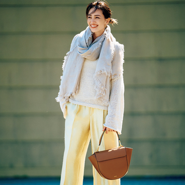 【初夏のツヤめきボトム】ゴールドのツヤパンツをベージュと合わせて上品に