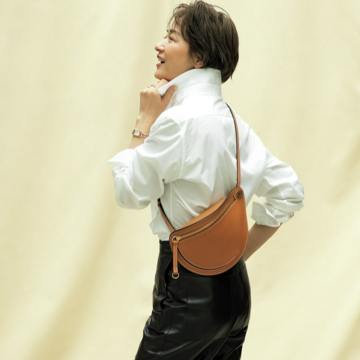 【富岡佳子、空と、大地と、エルメスと】エフォートレスなボディバッグで軽やかに