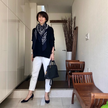 ゆったりデニムで、ネイビーコーデ