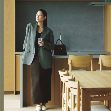 ゆるさが今どきなビックジャケットは、ダークカラーでまとめて印象を引き締める。最高気温19℃｜10/21(火)【50代の毎日コーデ】