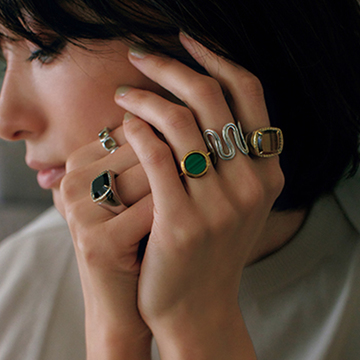 ニュアンスカラーのツインニットに個性と高揚感もたらす「カラーストーン」のリング