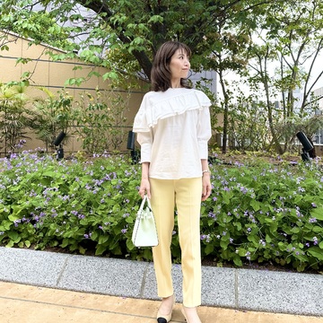 フリルシャツコーデで素敵なイベントへ