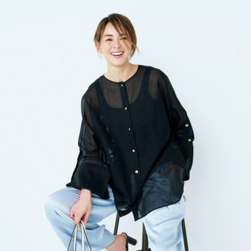 シアーブラックのシャツにサテンのパンツで爽やかに【50代に似合うコーディネートの正解】